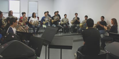 Instrumentistas del Conservatorio Superior de Música de Aragón. A la derecha, Sarah Willis.
