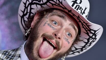 Post Malone, uno de los raperos estadounidenses más conocido, posa sacando la lengua.