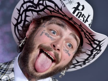 Post Malone, uno de los raperos estadounidenses más conocido, posa sacando la lengua.