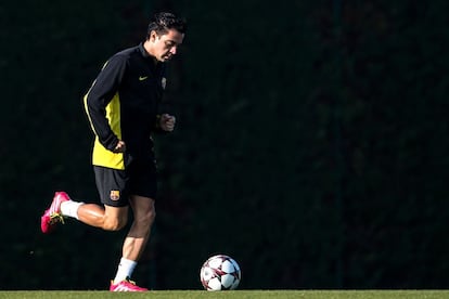 Xavi Hernández se ejercita con un balón durante el entrenamiento del martes en Barcelona.