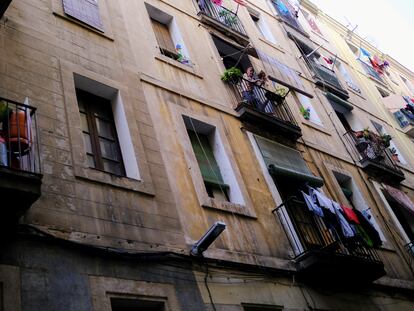 Fachada de un edificio del barrio del Raval en Barcelona.