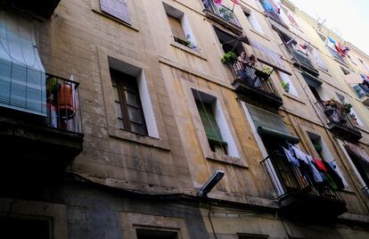 Fachada de un edificio del barrio del Raval en Barcelona.