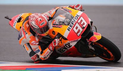 El piloto español de MotoGP Marc Marquez, del equipo Repsol Honda, en acción durante las pruebas GP de Argentina 