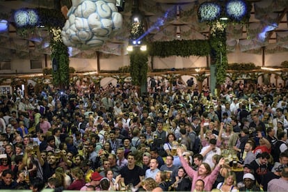 Una multitud de asistentes disfruta del Oktoberfest, en Múnich.