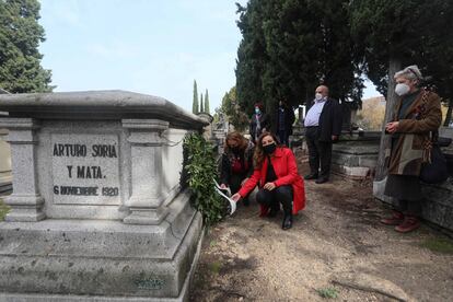 Las tataranietas del urbanista Arturo Soria, Cristina y Beatriz junto a simpatizantes de su fundación le rinden un recuerdo en el centenario de su muerte en el cementerio civil.