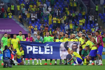 Los jugadores de Brasil celebran el triunfo ante Corea del Sur en los octavos del Mundial con una pancarta hacia Pelé.