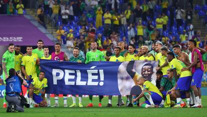 Los jugadores de Brasil celebran el triunfo ante Corea del Sur en los octavos del Mundial con una pancarta hacia Pelé.