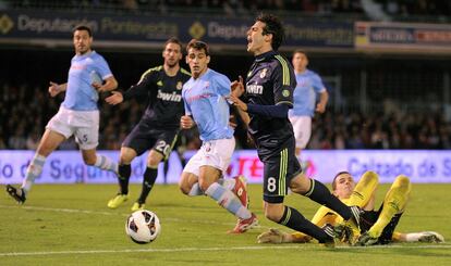 Javi Varas comete penalti sobre Kaká.