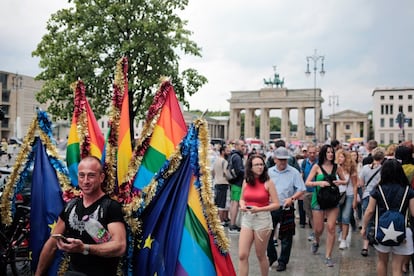 El Stonewall Inn, el bar de Nueva York donde el colectivo LGBT se rebeló contra una redada policial en la madrugada del 28 de junio de 1969, arrancando la lucha por los derechos del colectivo en Estados Unidos y, por extensión, en el mundo occidental, está situado en Christopher Street. De ahí que varias celebraciones europeas contra la discriminación y la exclusión por razones de orientación sexual vayan encabezadas por un Christopher Street Day, o directamente por su acrónimo, CSD. Tienen lugar sobre todo en Alemania y Suiza, siendo la más importante la del Orgullo Gay de Berlín. Una explosión de color y libertad que en 2018 vive su plato fuerte el 22 de julio, con el desfile y la fiesta final junto a la puerta de Brandenburgo (en la imagen, en un momento del desfile de 2017). Más información: <a href="http://csd-berlin.de/" target="_blank">csd-berlin.de</a>