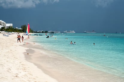 Seven Mile Beach (Gran Caimán). Bañada por las aguas turquesas caribeñas, esta playa tiene forma de media luna con 10 kilómetros de arena de color coral, blanca y fina.  Aquí se encuentran los ‘resorts’ más exclusivos de la isla, pero la playa es pública. 