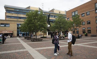 Estudiantes caminan por la Universidad Queen Mary, en Londres.