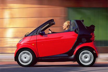 El Smart Fortwo lleva ya siete años en el mercado, cuenta con una versión descapotable y sigue sin tener rival en el tráfico urbano.