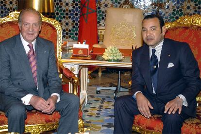 Los dos monarcas posan a su llegada al Palacio Real. Don Juan Carlos ha llegado a Marruecos en un momento en el que el país magrebí vive una apertura democrática y un proceso de acercamiento a la Unión Europea.