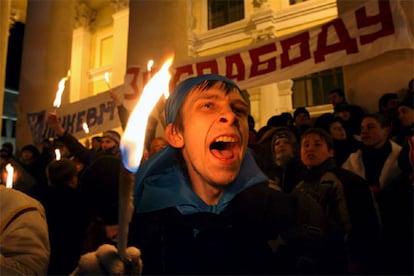 Los observadores electorales de la OSCE han concluido que los comicios presidenciales celebrados ayer no reunieron las condiciones democráticas suficientes para considerarlos "libres y democráticos". Estados Unidos no acepta los resultados de las elecciones en Bielorrusia y considera que la campaña del presidente Lukashenko se llevó a cabo "en un clima de temor".