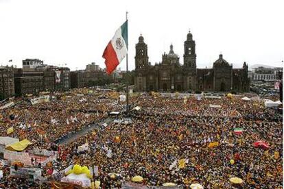 Decenas de miles de personas asisten en la Plaza del Zócalo de México al cierre de campaña del izquierdista Andrés López Obrador, candidato que encabeza los sondeos para las presidenciales del domingo.