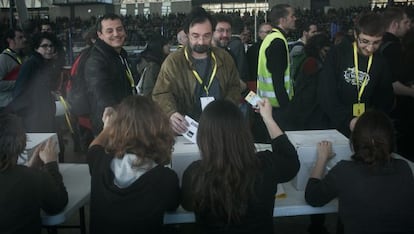 Un moment de les votacions en l'assemblea de la CUP.