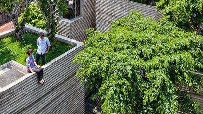 En la ciudad vietnamita de Ho Chi Minh, esta casa está dividida en cinco prismas que hacen de hogares y de macetas en las que plantar árboles.