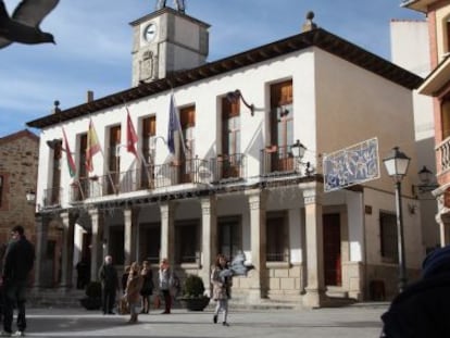 Fachada del Ayuntamiento de Miraflores de la Sierra.