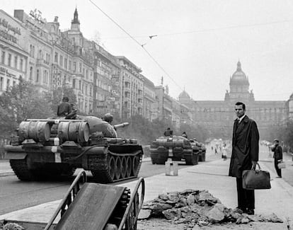 'La Plaza de Wenceslao de Praga, el 21 de agosto a las 8 de la mañana', fotografía de la exposición 'La Primavera de Praga', que se verá en el Hay Festival.