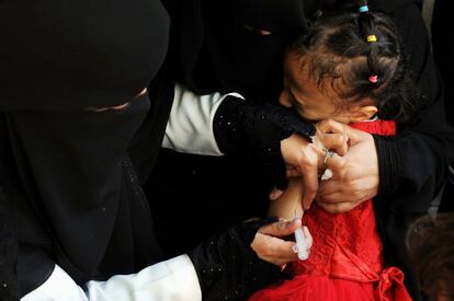Una niña yemení es vacunada contra la difteria, tras un brote agudo, en un centro de salud de Saná, Yemen, el 13 de marzo de 2018. Se han registrado cerca de 1300 casos de difteria y 73 muertes por esta enfermedad en Yemen, desde que se detectase el brote a mediados de agoste de 2017.