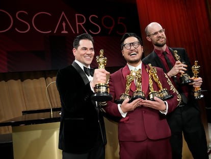 Jonathan Wang, Daniel Kwan y Daniel Scheinert posan con sus premios a la mejor película por 'Everything Everywhere All at Once'.