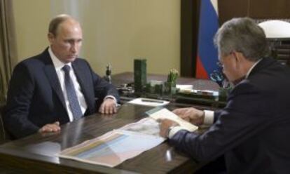 Vladimir Putin (izquierda) y el ministro de Defensa, Sergei Shoigu, en Sochi, este miércoles.