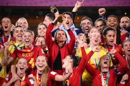 La reina Letizia levanta el trofeo con las jugadoras de la selección de España de fútbol. 