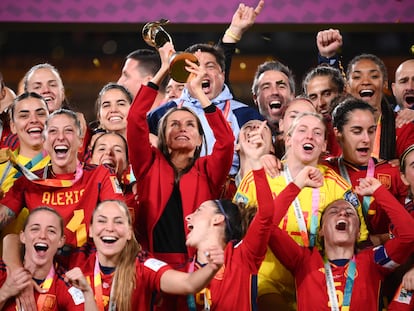 La reina Letizia levanta la Copa del Mundo acompañada de las jugadoras de la selección tras su triunfo en el Mundial.