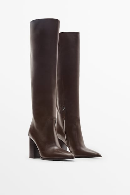 La enseña de Inditex Massimo Dutti apuesta por la estética más clásica en estas botas teñidas de un versátil marrón chocolate. El calzado fetiche que conjugarás con faldas o vestidos en versión mini, midi o maxi. 179€