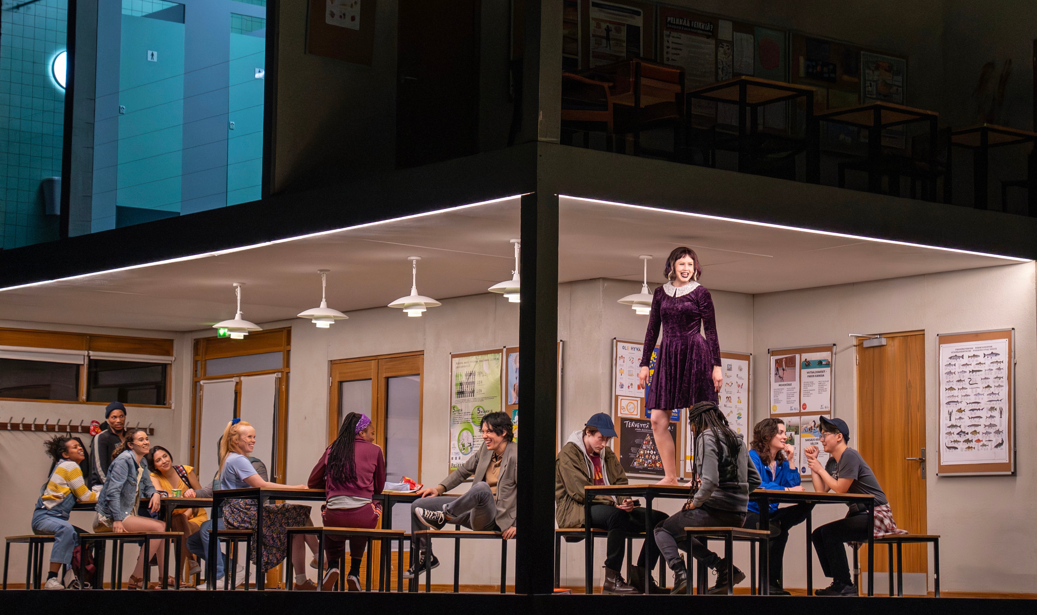 Vilma Jää, de pie en la mesa, en una de las escenas que transcurre en el instituto de la matanza de 'Innocence'.