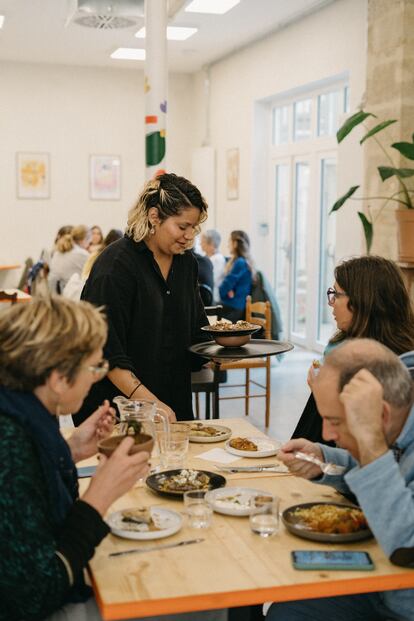 Todas las cocineras, procedentes de diferentes países, diseñan el menú del restaurante Marie Curry.