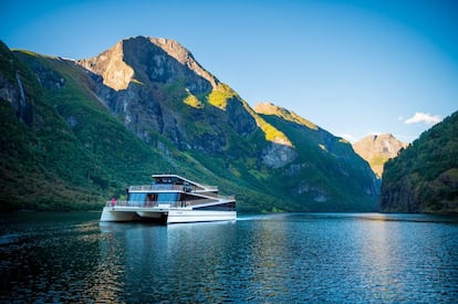 El catamarán eléctrico Future of the Fjords, en el fiordo de Nærøy (Noruega).