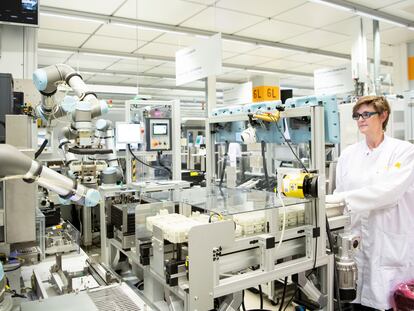 Un operario trabaja con un robot colaborativo en una planta de Continental en Regensburg, Alemania.
