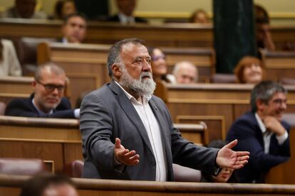 El diputado socialista Herminio Sancho, tras votar por error a favor de la investidura de Feijóo. "He dicho: 'Sancho, sí”, ha explicado el diputado en los pasillos del Congreso a los periodistas al término de la votación, intentando explicar que no ha sido un error, sino que le estaba diciendo a la Mesa que su apellido era Sancho, no Sánchez. Finalmente, su voto ha sido computado como un no.  