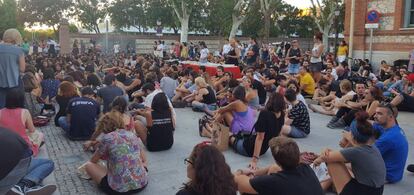 El pasado lunes 4 de septiembre, mucha gente no tuvo sitio para escuchar a Silvia Federici dentro de la Nave de Terneras, en Matadero Madrid. Se quedaron fuera escuchando a través de un altavoz.