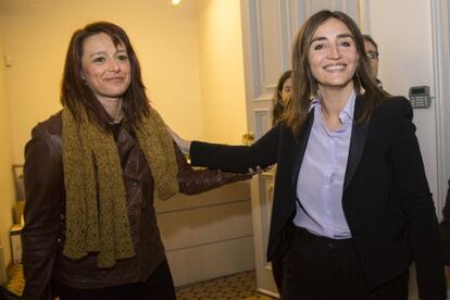 Laia Bonet, a la izquierda, junto a Roc&iacute;o Mart&iacute;nez-Sampere, esta ma&ntilde;ana en la sede del PSC de Barcelona