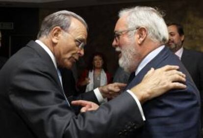 El presidente de Caixabank, Isidro Fainé (i), conversa con el ministro de Agricultura, Miguel Arias Cañete (d). EFE/Archivo