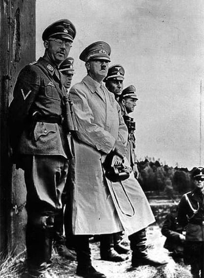Heinrich Himmler (jefe de las SS) y Adolf Hitler, en mayo de 1939.