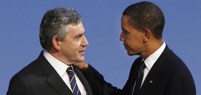 Gordon Brown, primer ministro británico, saluda a Barack Obama.