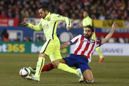 Alba avanza con la pelota ante Luis García.