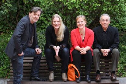 De izda. a dcha., Jean-Louis Colinet, director del teatro nacional de Bruselas, Sofia Jupither, directora de 'Fragmente', Ulrika Josephsson, directora del Folkteatern de Gotemburgo y José Luis Gómez, director del teatro de La Abadía.