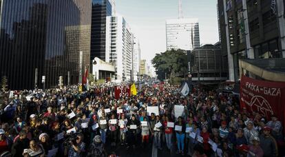 Os manifestantes do MTST contrários ao Governo interino de Michel Temer na av. Paulista. 