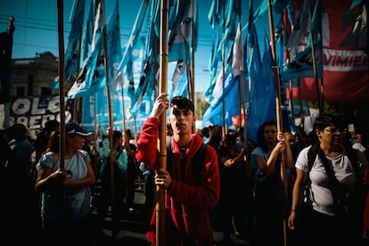 Integrantes de organizaciones sociales se manifiestan en Buenos Aires, en marzo de 2024.