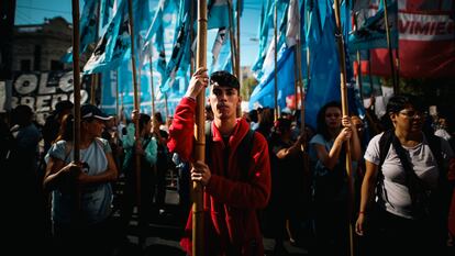 Integrantes de organizaciones sociales se manifiestan en Buenos Aires, en marzo de 2024.