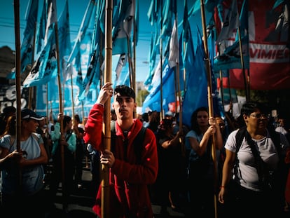 Integrantes de organizaciones sociales se manifiestan en Buenos Aires, en marzo de 2024.