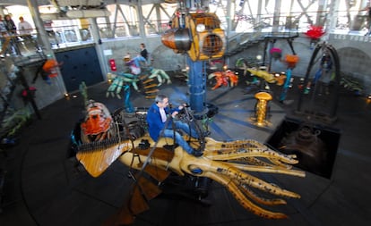 En la planta baja del carrusel aparecen animales de los fondos marinos más profundos: un calamar gigante retropropulsado, un enorme cangrejo, caracolas y extrañas criaturas que giran entre algas.