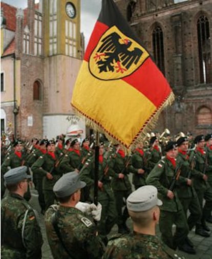 Soldados alemanes y polacos desfilan, en una imagen de archivo.