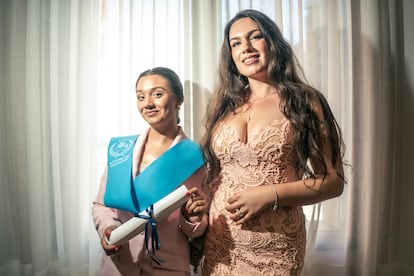 A la izquierda, Carmen Giménez, joven gitana de 23 años graduada en Educación Infantil, y María Santiago, mujer romaní de 28 años que no pudo ir a la universidad, en la Facultad de Turismo de la Universidad Complutense de Madrid.