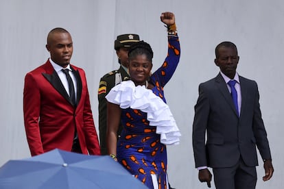 La vicepresidenta electa de Colombia, Francia Márquez, saluda a la gente cuando llega a la ceremonia de posesión de Gustavo Petro.