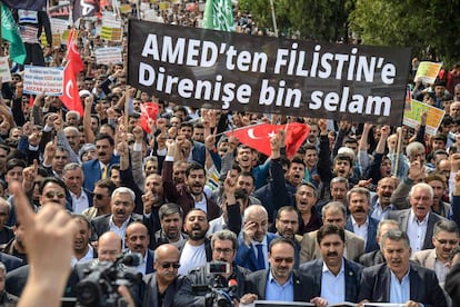 Manifestantes marchan mientras gritan consignas en soliraridad con Palestina, el 15 de mayo de 2018, durante una manifestación para denunciar el derramamiento de sangre a lo largo de la frontera de Gaza y la reubicación de la embajada de EE.UU, en Diyarbakir, Turquía.